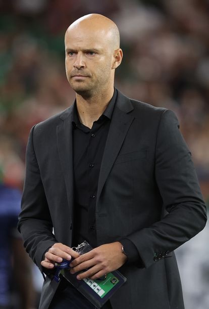 Coach Gabriel Calderón during the first half of the Concacaf Gold Cup Group B match against Mexico at State Farm Stadium on June 29, 2023.