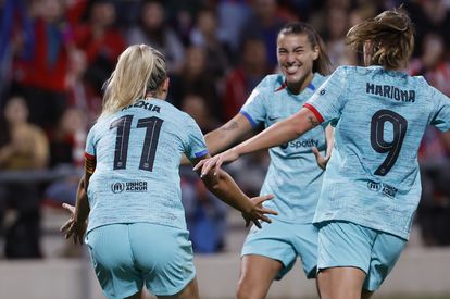 Alexia Putellas celebrates her goal with Guijarro and Mariona, in the match between Atlético and Barcelona.