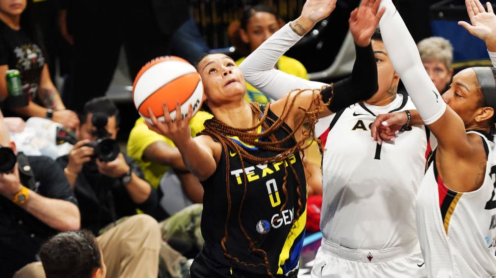 The next icing on the cake of a strong season: Satou Sabally (black jersey) was elected to the All-WNBA First Team.