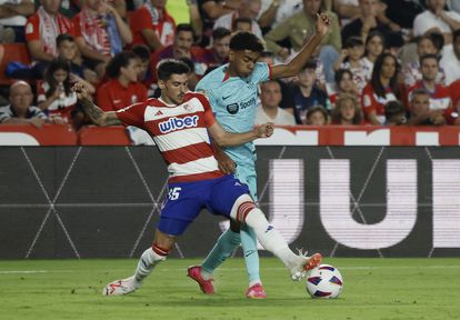Carlos Neva against Lamine Yamal, in the match between Granada and Barcelona.
